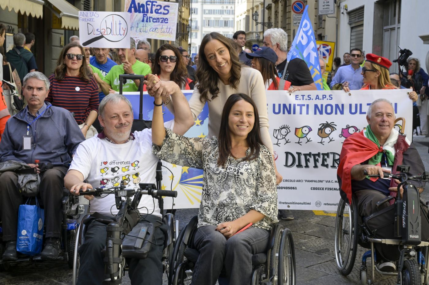 Firenze, la sindaca Funaro accetta la sfida: «Farò la passeggiata in carrozzina con Michela Monaco»